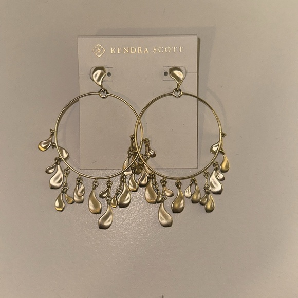Kendra Scott Natasha hoop earrings in gold - Picture 5 of 5